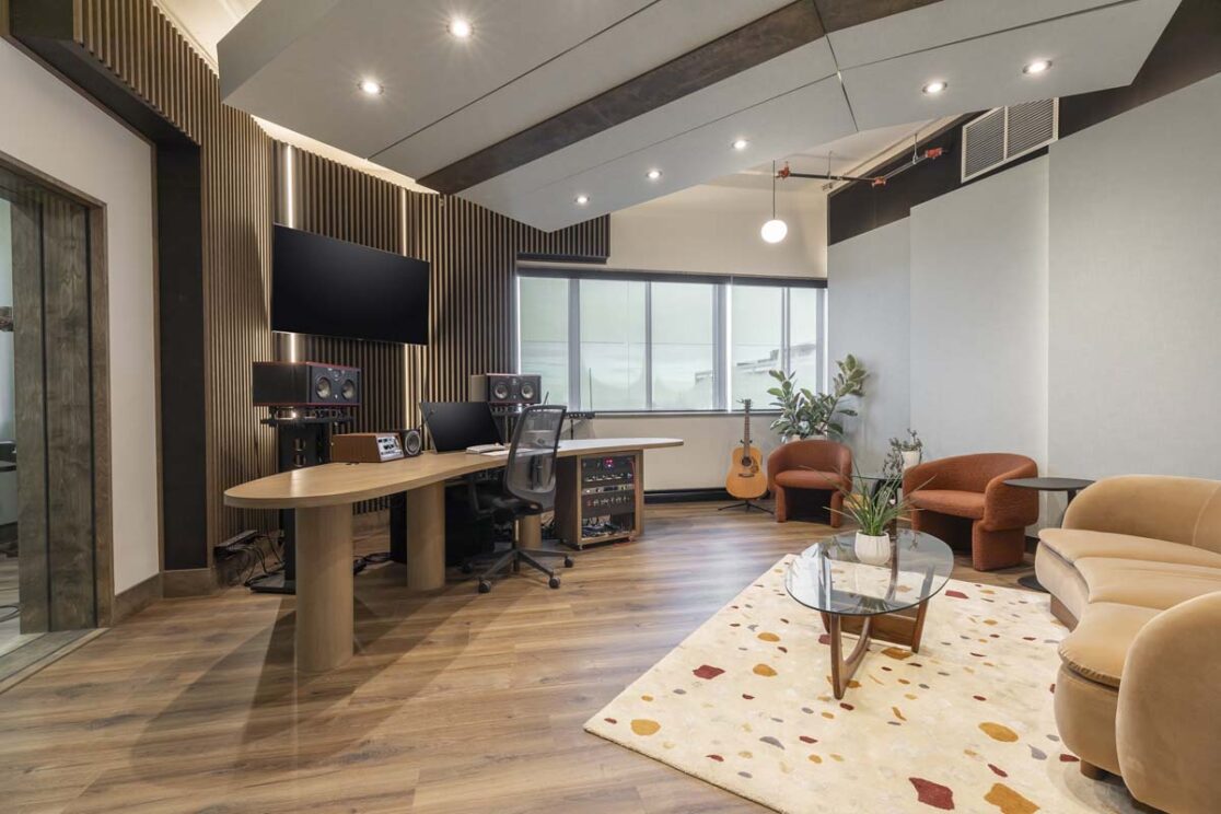 Studio d'enregistrement équipé d'instruments et de matériel d'enregistrement.