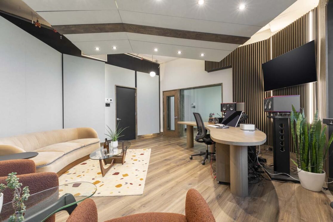 Studio d'enregistrement équipé d'instruments et de matériel d'enregistrement.