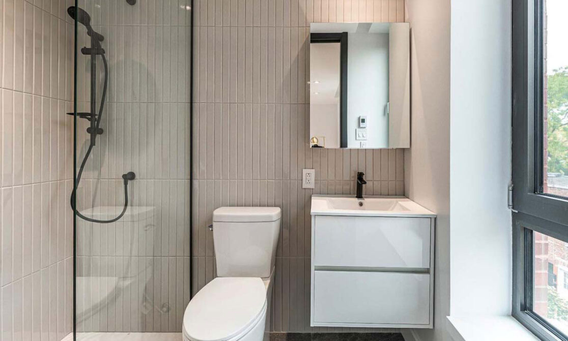 Petite salle de bain avec un robinet, une toilette et une douche.