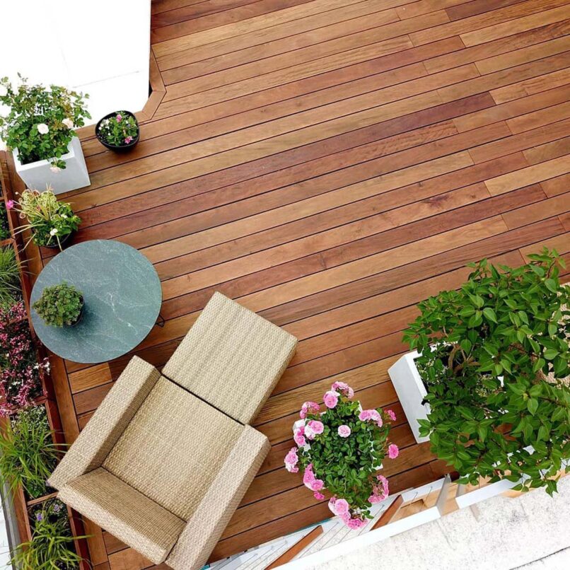 Endroit avec un chaise longue et des plantes.