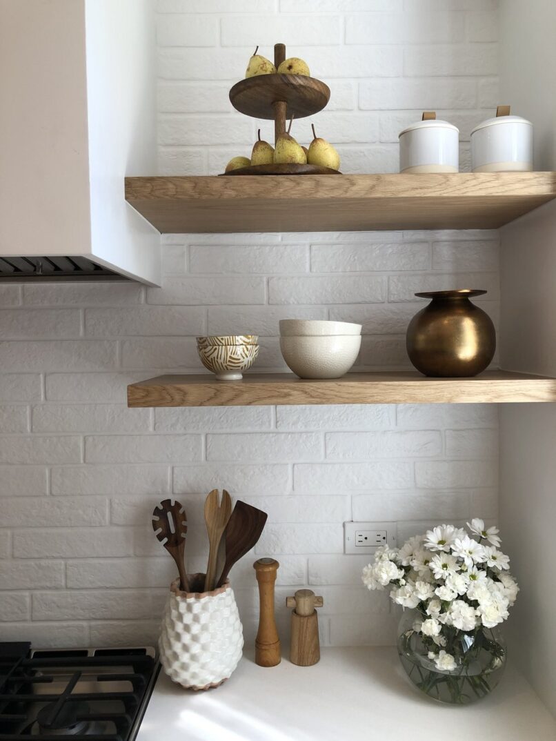 Étagère dans la cuisine avec des pots.