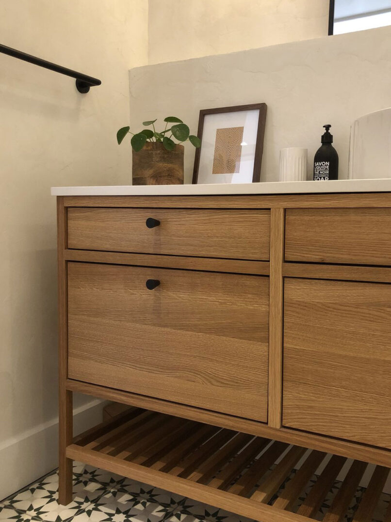 Meuble en bois avec des tiroirs dans la salle de bain.