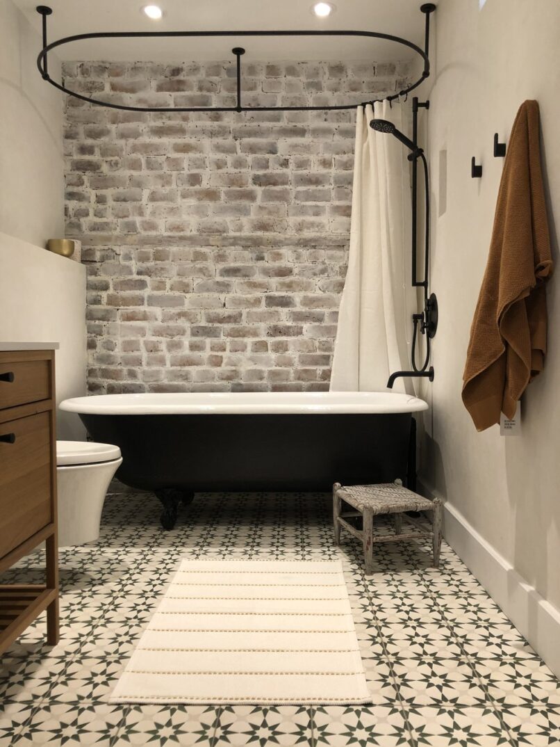 Salle de bain avec une tuile avec des motifs en forme d'étoile et un bain-douche.