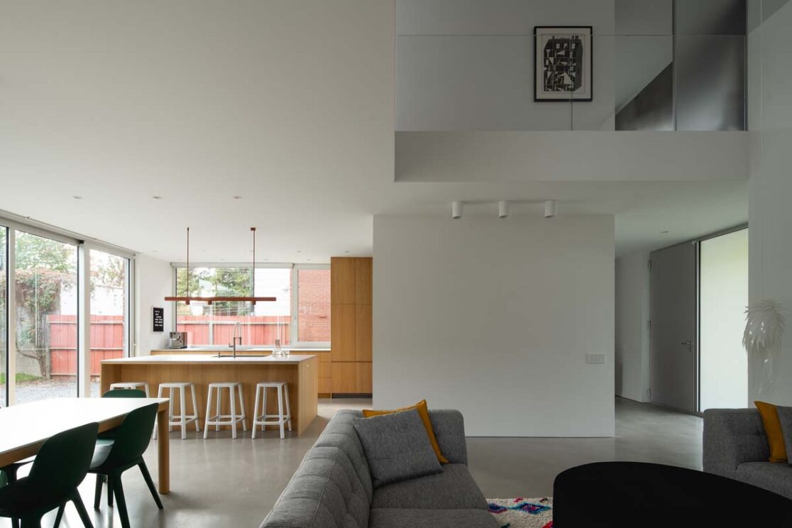 Vue du salon, salle à manger et cuisine avec l'entrée.