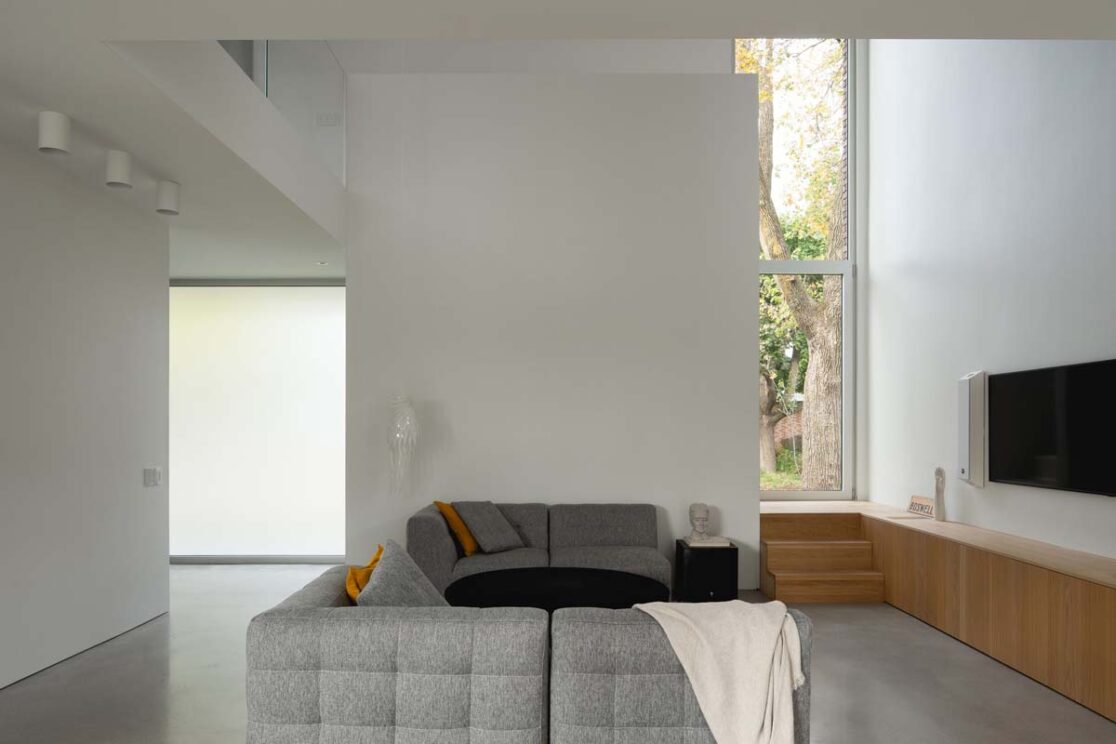 Salon avec des canapés gris avec des accents jaune.