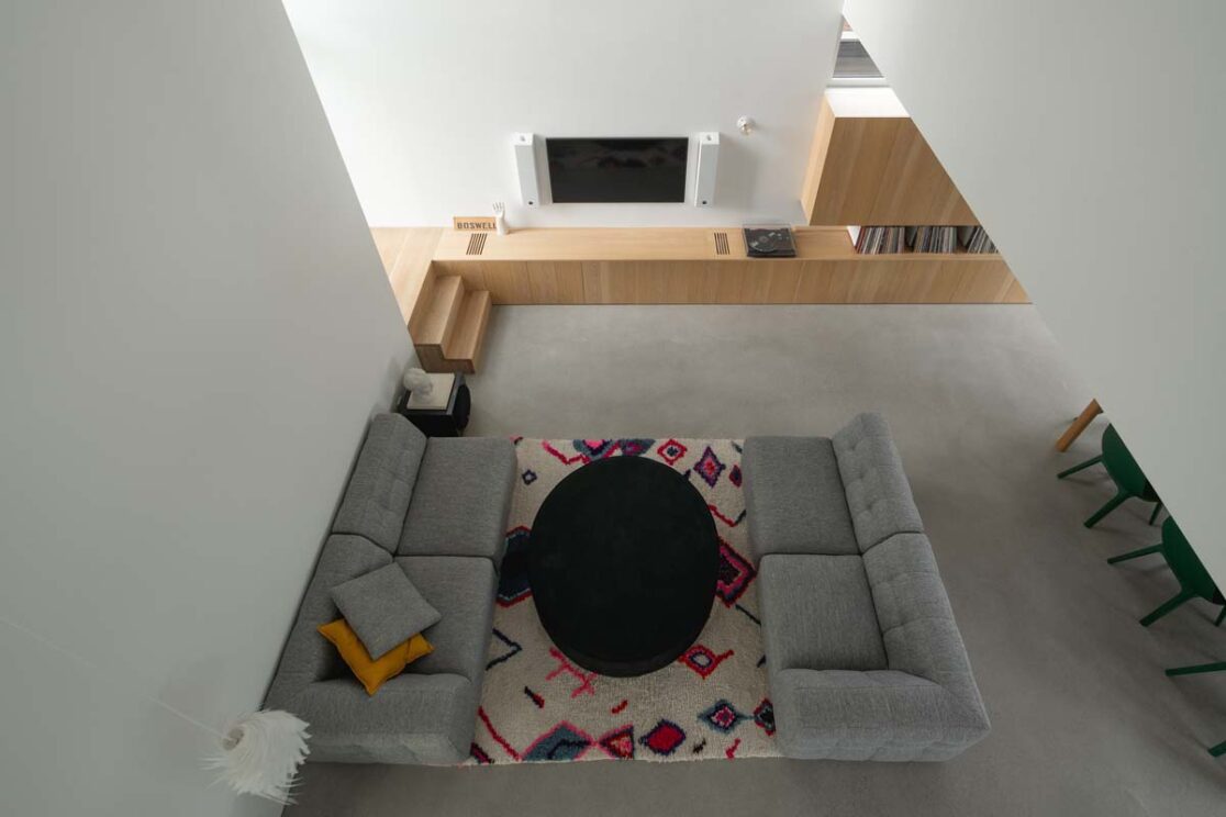 Vue du salon de la mezzanine avec une bibliothèque.