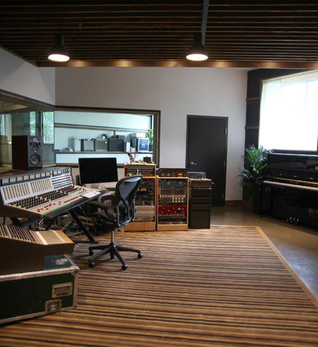 Studio de musique avec un piano et des outils pour des enregistrements.