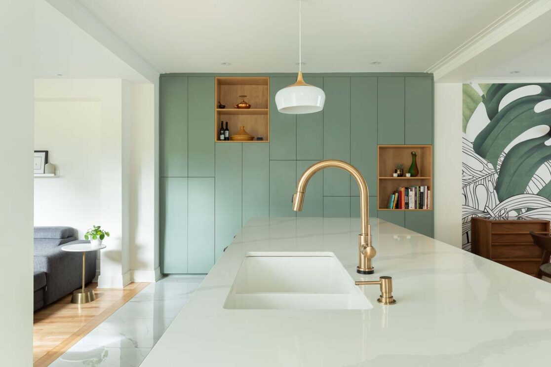 Robinet avec vue sur le mur de cabinet de rangement turquoise.