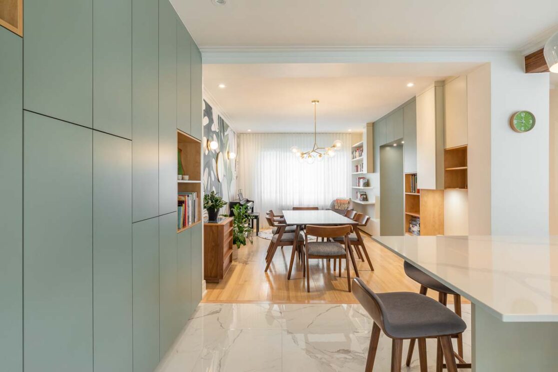 Grand armoires turquoise avec vue sur la salle à manger.