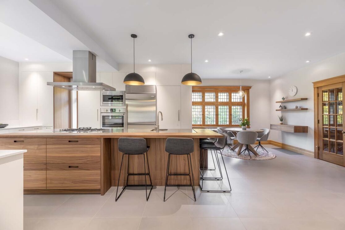 Vue d'ensemble de la cuisine et de la salle à manger.