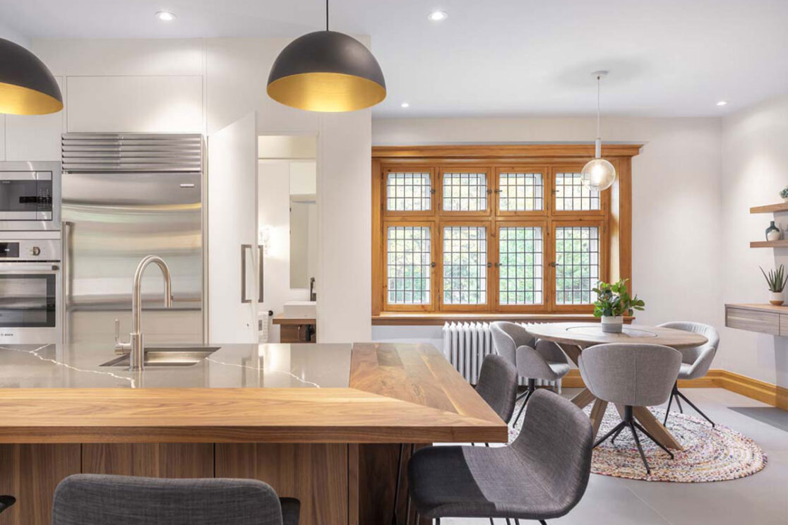 Îlot en bois avec une section pour s'asseoir et une salle à manger.