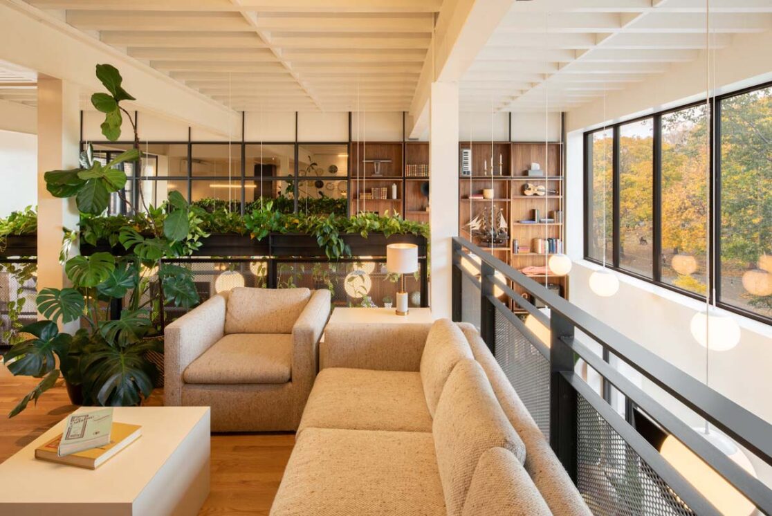 Mezzanine avec un canapé beige et des plantes.