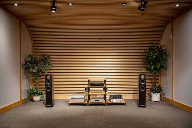 Mur en bois équipé de haut-parleurs et de matériel audio.