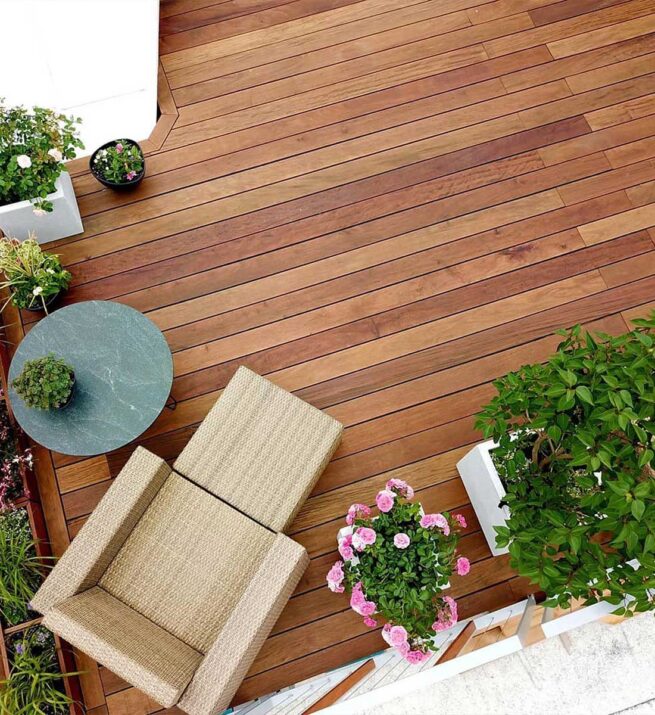 Endroit avec un chaise longue et des plantes.